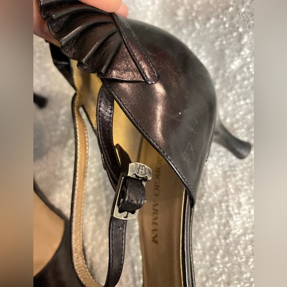 Giorgio Armani Leather Scalloped Accent 2" pumps w/logo charm size 40 - Picture 3 of 16